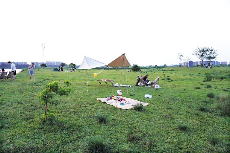 海口新晋露营地北姆堆爆火    露营产业在海南迅速发展